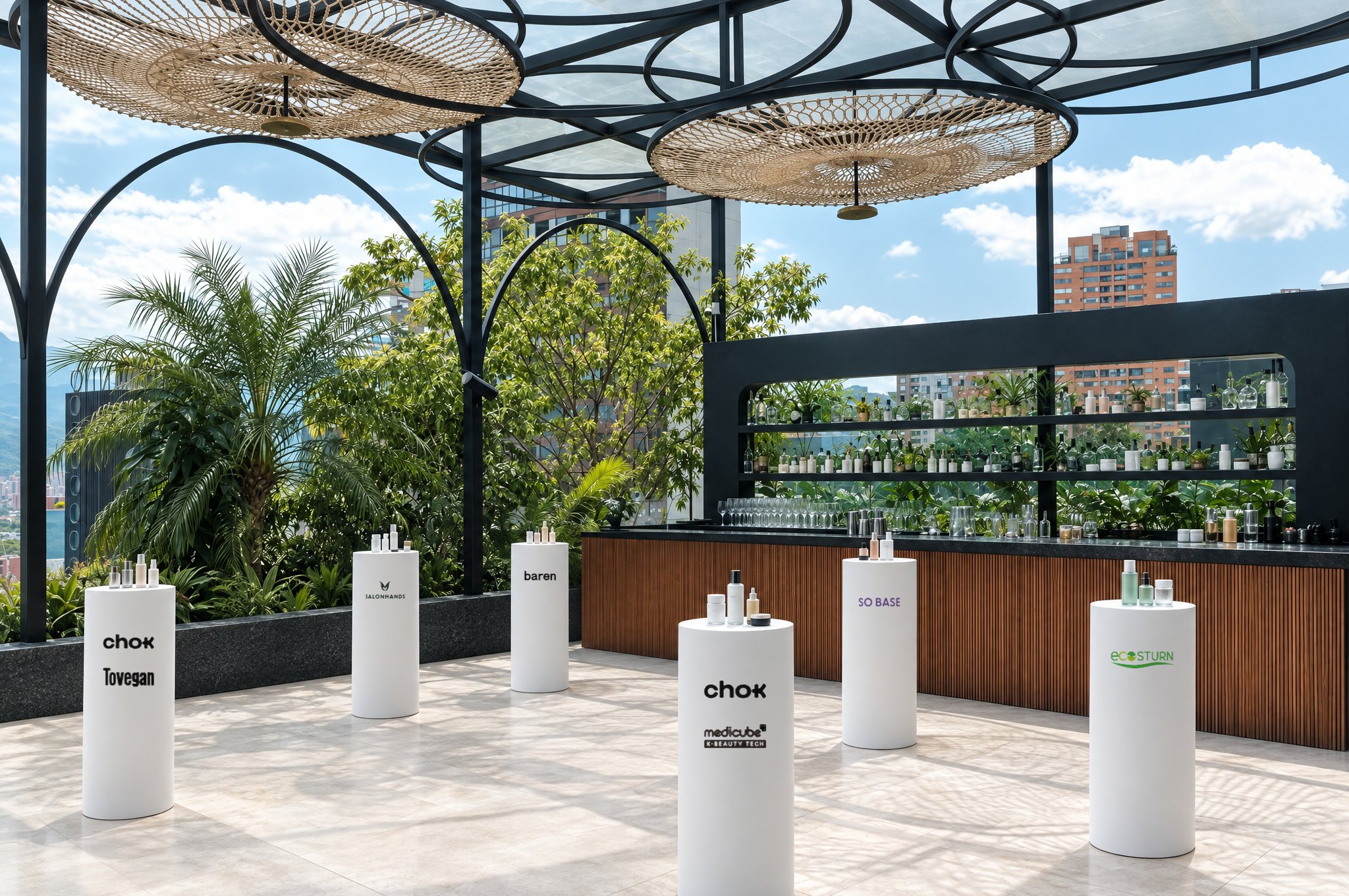 Rooftop del Selvario 36 con tótems blancos de marcas coreanas bajo la pérgola